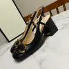 Sandálias de grife Bombas de qualidade premium 7,5 cm Sandálias de fivela dourada de couro genuíno para mulheres Summer Summer Fashion Fashion Soft Party Banquet Slingback Shoes Tamanho 35-42