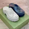 Diseñadora de marca de lujo Plataforma para mujeres Perforado G Sandal Sandal Slippers hechos de materiales transparentes de moda sexy encantadores zapatos de mujer de playa soleados e0lm#