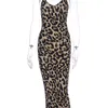 Hugcitar Leopard Print Sleveless V Secke Sexy Midi Dress Spring Women Fashion Streetwear Party Stroje 220713