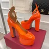 タンゴールプラットフォームパンプスシューズオレンジパテントレザーハイヒールの足首のストラップの切りくるようなかかとブロックのかかと155mmの丸いつま先のドレス靴の女性の高級デザイナー工場履物