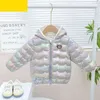 2022 아기 여학생 다운 재킷 어린이 만화 곰 다채로운 재킷 가을 어린이 아우터웨어 여자 따뜻한 후드 가벼운 가벼운 다운 재킷 J220718