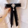Koreanska Mode Black Lace Bow Tie Broscher För Kvinnor Ribbon Crystal Bowknot Slips Skjorta Krage Pins Brittiska Style Tillbehör