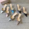 2022 Sandal Mach Satin Bow Pumps Kristall Utsmyckad strass Kvällskor stilett 85 Klackar sandaler dam klack Lyx Designer ankelband Klänning klack 35-42