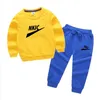 Наборы 2-8 лет 2021 г. Детская одежда мальчики бренд бренд желтые спортивные плиты брюки 2pcs Детский мальчик весенний осенний наряды для девочек.