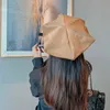 INS influenciadores mulheres outono e inverno novo hat big size versão boina japonesa cor sólida pintor retrô de jornal jacão j220722