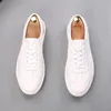 2022 Mode Designer de luxe Été polyvalent Groom Chaussures de mariage Angleterre simple respirant cuir décontracté petits mocassins de sport blancs