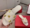 Women Summer Slippers Sandals Bench Bench Shoes أنيقة مسطحة المعينات سكوير مربعة Tillow أظافر الأزهار البساطة مريحة غير مستهلكة الصنادل V62902