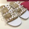 2022 Summer Zapatos Mujer Color Spiked Gladiator Flat Slippers läder Womens Sandaler Stones Patted Flip Flops Sandal Big Size Designer Lady Shoes 35-41