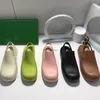 Modedesigner kvinnor sandaler glider klassisk flip flop gummi platt tjock häl sandal utomhus strandskor regn stövlar värmesko 35-40 00044