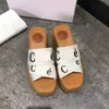 2022 Woody Chinelos Sandálias Slides Feminino Designer Sapatos Plataforma Cunha Mules Lona Tanga Slingback Bico Quadrado Preto Branco Vermelho Chinelo Sandália Slide Scuffs