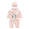 Nouvel hiver nouveau-né bébé fille vêtements à manches longues dessin animé pingouin rose pull en laine tricoté bébé garçon fille barboteuse et chapeau ensemble G220521