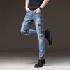Jeans para hombres Bordado bordado Marca de hombres europeos pantalones delgados de mezclilla