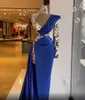 2022 Arabisch ASO EBI Luxueuze kralen kristallen prom jurken koningsblauw hoge nek avondjurk schede een schouder split mermaid formele feestjurken B0328