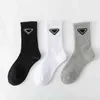 Chaussettes pour hommes Chaussettes de créateurs Luxe Classique Lettre Triangle Mode Fer Standard Pur Coton Tube Haut 3 Paires Weed Elite C6CT