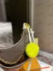 Sac Baguette demi-lune à boucle M81484, assorti aux monogrammes pré-automne 2022, chaîne Jacquard, bandoulière, couleur jaune vif, portefeuille