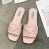 Designers kvinnor tofflor sommar tofflor patent läder höga klackar inverterade triangel sandaler ren färg flip flops bokstav platta slidstylistskor 26598