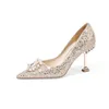 Sandali alla moda Strass di lusso Tacchi alti a punta di perle Sandali con tacco sottile con fiocco francese Scarpe da sposa da donna