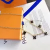 Collana di lusso con catena a maglie di design di alta qualità Collana di coppie retrò Collane per uomo e donna Gioielli firmati con ciondolo Regalo con scatola