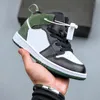 2023 Diseñador 1 Zapatos de baloncesto para niños Bebés Niños Niños Pino Verde Juego Royal Scotts Obsidian Chicago Bred Entrenadores Zapatillas Deportes Deportes Al aire libre Tie-Dye Tamaño 24-35