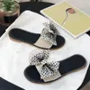 Sandálias feminino designer moda de verão folhas de chinelos de fita de arco pão de pola de pola de polca plana slides casuais leves