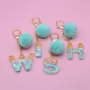 1PC Blue Pompom Letter Keychain English Alphabet Keyring Glitter Gradient hartsbil Spegel Tillbehör Kvinnor Handväska Charms