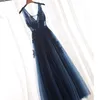 Vestido de Festa v Neck Dresses Cap Sleeve Vintage Lace Appliques Pärled Navy Blue Bridesmaid Dresses Women Formella festklänningar