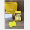 Regardez les boîtes jaunes carrées pour les montres de luxe Box Whit Booklet Card Tags et papiers en anglais Inv 16308n