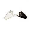 핀 브로치 2pcs/세트 패션 손가락 후크 에나멜 핀 흰색 검은 브로치 가방 모자 옷 라펠 배지 라이브 매터 보석 선물 Seau22