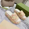 Clásico Nueva Moda Mujer Sandalias Zapatillas Diseñador Lujo Correa trasera Sandalias planas Zapatillas Compras en la playa Bordado en casa Suela gruesa Impreso Sandalias de goma