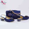 Nigeryjskie nowe specjalne złoto kolorowe buty i torby ustawione na dojrzałe biura panie w sukience 220516