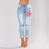 Spodnie damskie Capris rozciągnięte haftowane dżinsy dla kobiet elastyczne kwiat żeńskie szczupły dżinsowe dziura Red Rose Wzór Pantalon Femme