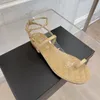 Luxusmarke Echtes Leder Tanga Sandalen Kette Niedrige Heels Metall Dekoration Designer Schuhe Sommer Schnalle Strap Zapatillas Mujer Frauen Schuhe