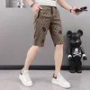 Trend-Stil beschnittene Herren-Freizeitshorts Biene-Druck 2022 Sommer neue schlanke gerade hochwertige Mann-Stoff-Knie-Hosen Modemarken-Designer-Männer-Shorts