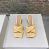 Pantoufle d'été romaine européenne Lafite herbe chaussures pour femmes Scuffs pantoufles à talons hauts, avec un design de style rhombique, à la mode, une sandale sexy et polyvalente