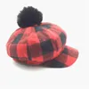 Bérets Femmes Plaid Baker Boy Chapeau Amovible En Fausse Fourrure Pompon Filles Rouge Noir À Carreaux Casquette De Baseball Octogonal Sboy Hiver HatBerets