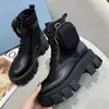 Stivali con plateau neri per donna Stivali da combattimento firmati Stivaletti alla caviglia Martin Scarpe lussuose Vera pelle Borsa in nylon Triangolo Botas De Mujer Australia Taglia 35-41