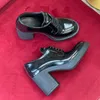 Scarpe eleganti Scarpe eleganti firmate da donna Tacchi alti comodi Décolleté con decorazione classica con bottoni triangolari Pelle verniciata di alta qualità Tacco grosso da 7,5 cm