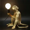 Tafellampen Noordelijke woonkamer Home Decor LED -armaturen Wit Gold Resin Monkey Light Bar Restaurant Studie Bureau Lighttable