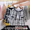 Set di abbigliamento per bambini da 2 pezzi Girl Splice Plaid Splice Abito a maniche lunghe e Cardigan Jacket Set 1040 E3