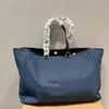 42 cm Denim The Totes Bag Borsa a spalla grande da donna Borsa a tracolla Borsa da negozio Borse da spiaggia Pelle cerosa Capacità di alta qualità Grande pelle bovina granulata Lettering classico