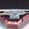 anneau de fiançailles de diamant coupé carré