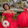 2022 Сексуальный арабский красный quinceanera платья с плечевой кружевной аппликации хрустальные бусины шапки рукава шаровое платье пухлый тюль плюс размер вечеринка вечеринка вечеринка вечерние платья