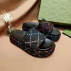 Tasarımcı Sandals Ünlü Tasarımcı Kadın Erkekler Lüks Slayt Daireleri Kalın Alt Flip Flops İşlemeli Baskılı Jöle Kauçuk Deri Terlik 35-45