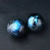 Meditazione curativa Reiki con sfera di cristallo labradorite blu intenso con supporto