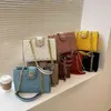 Handtasche, kleine quadratische Tasche, geprägt, große Niete, einfarbig, einzelne Umhängetasche. 65 % Rabatt auf Handtaschen im Ladenverkauf