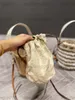 Un sac à bandoulière en cuir avec cordon de serrage, ouvert et fermé, panier en papier du commerce équitable, sacs portables sur le dos et messager3039