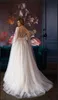 Elegantes Brautkleid mit Cape-Ärmeln, A-Linie, Boho-Strand-Tüll-Brautkleid, feenhafte Blumen-Spitzenapplikationen, lange Illusion, böhmische Brautkleider