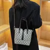 المحافظ في أوائل الربيع 2022 جديد الكورية شخصية رسول حقيبة حمل عالية السعة الأزياء المحمولة المطبوعة حقيبة كتف واحدة تنوعا تريند 70٪ خصم على الانترنت