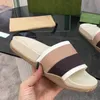 Klassisk sommartecknad tofflor Fashion Lazy Black White Letter Kvinnor Beach Flops Sexig plattform Lady 100% Soft Cow Leather Sandals