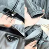 22SS 디자이너 이른 봄 새 재킷 삼각형 마이크로 표준 공식 웹 사이트 스탠드 업 칼라 재킷은 방수 성능과 함께 제공됩니다.